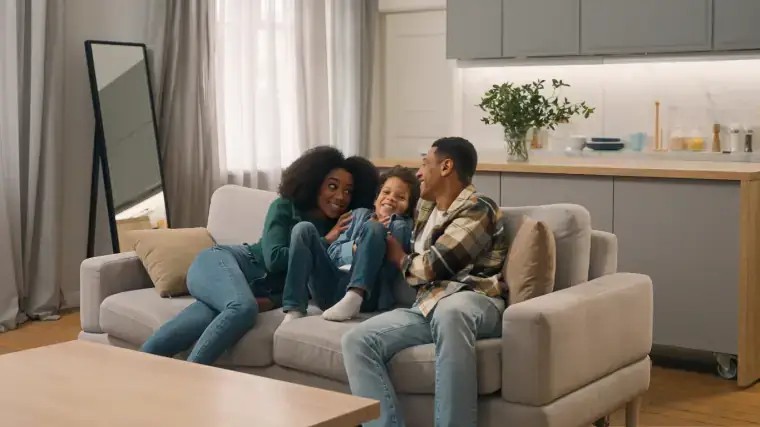 Família reunida em uma sala de estar